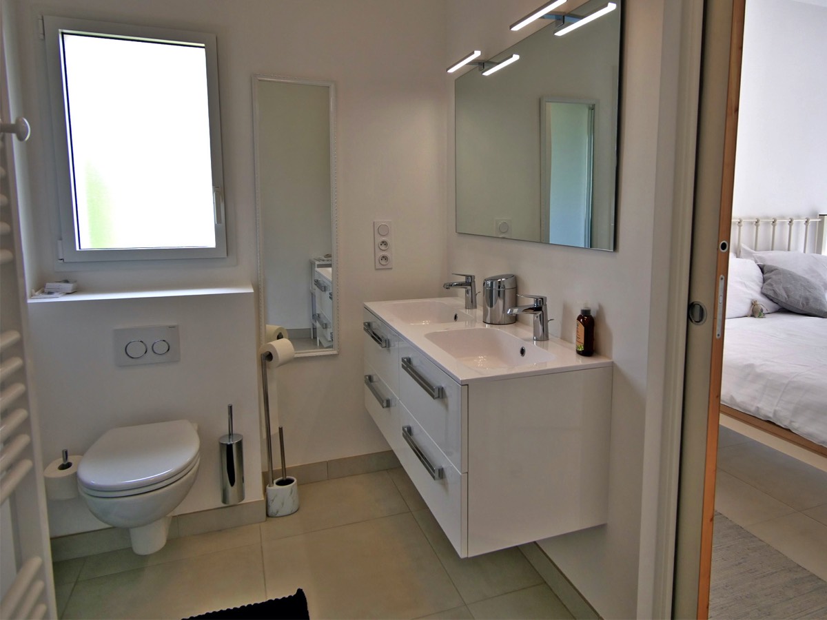 En Suite Shower to Double Bedroom at Villa Les Terrieres