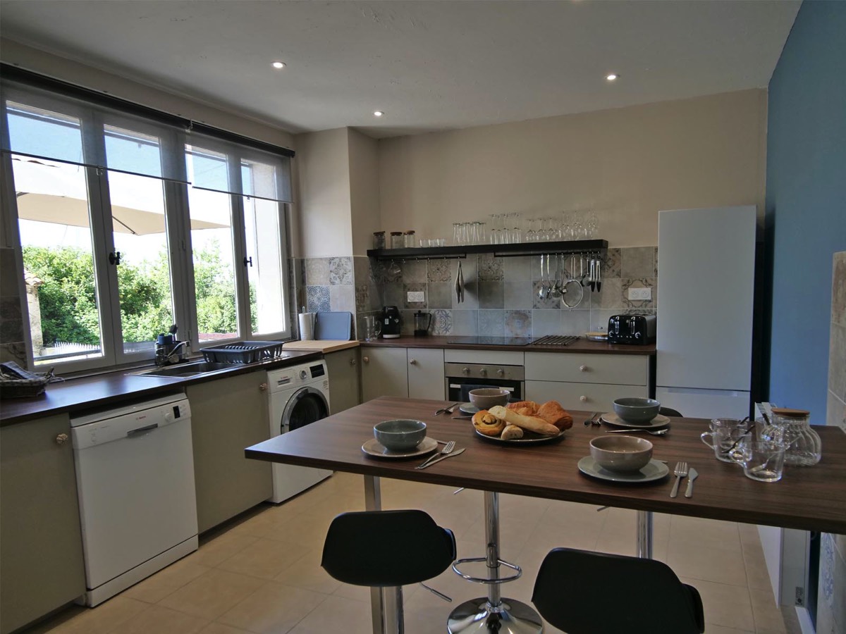 Modern well-equipped kitchen at Chez le Pinier Gîte