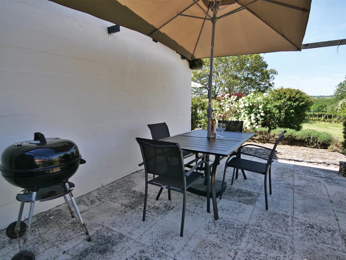 Barbecue and patio set at Garden View Gite