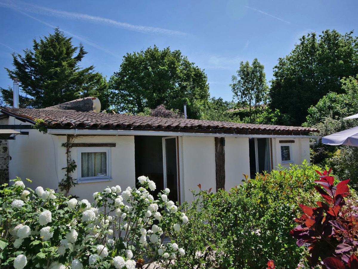 Garden View Gite, surrounded by flowers