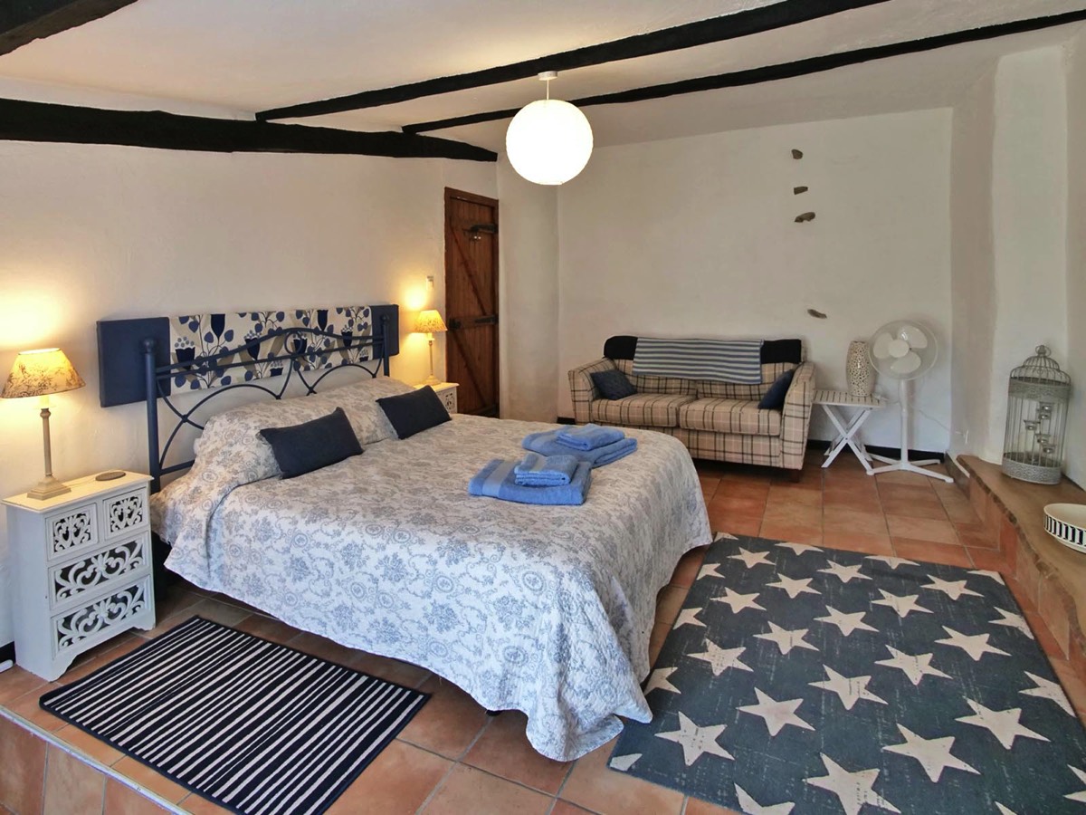 Kingsized bed at Garden View Cottage