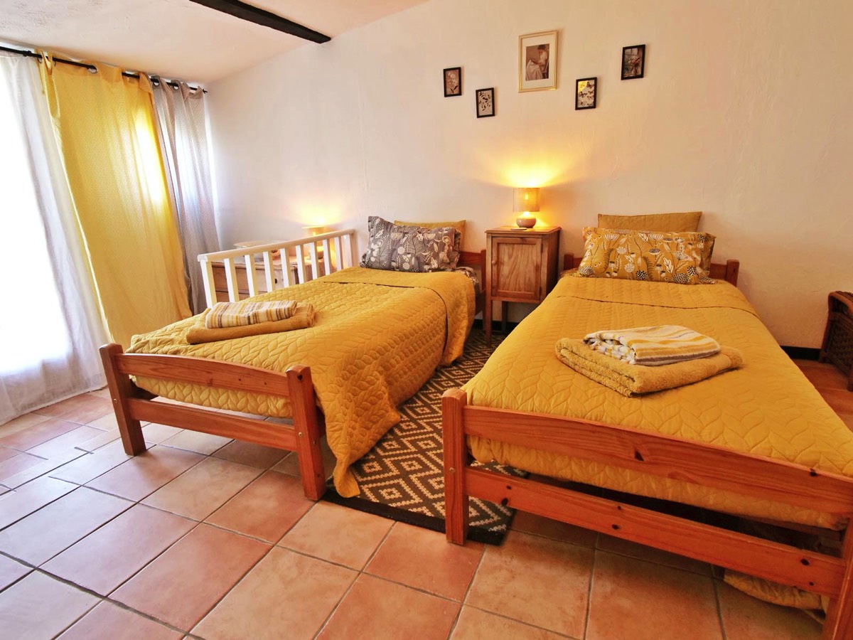 Large Twin bedroom at Garden View Gite