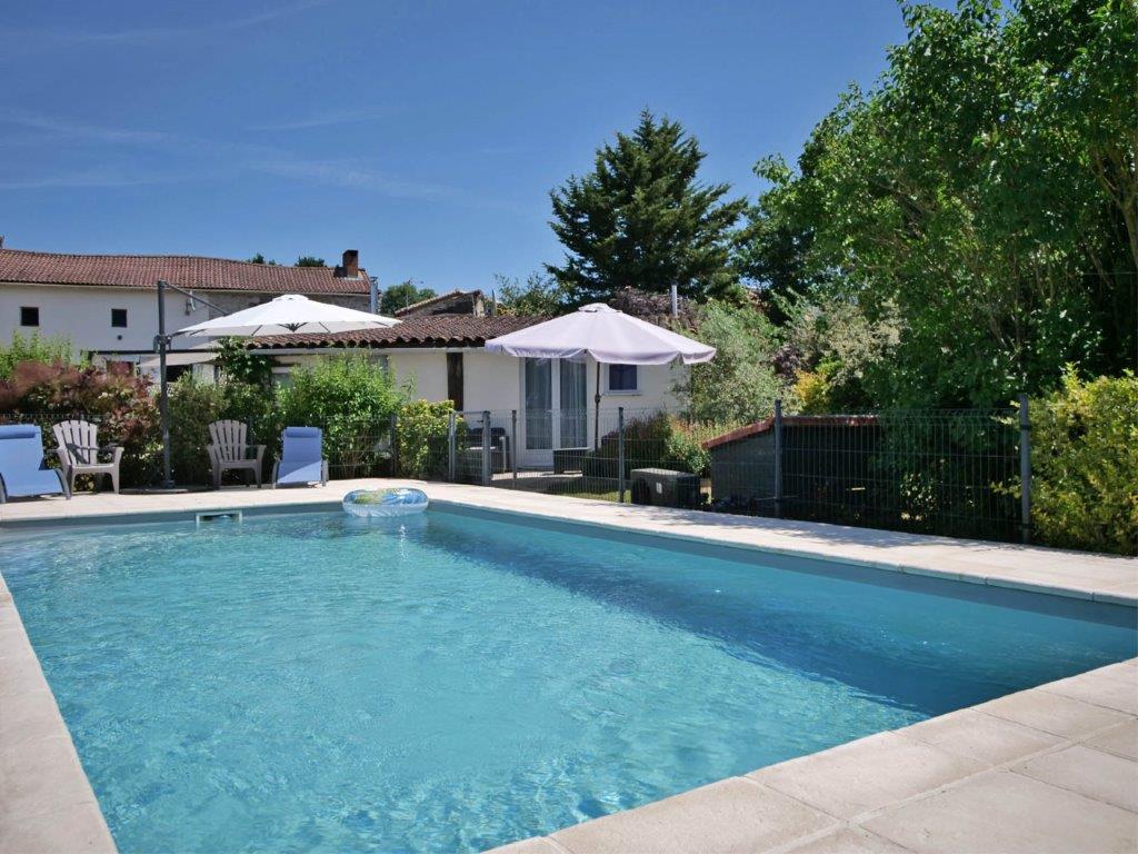 Swimming ool at Garden View Gite