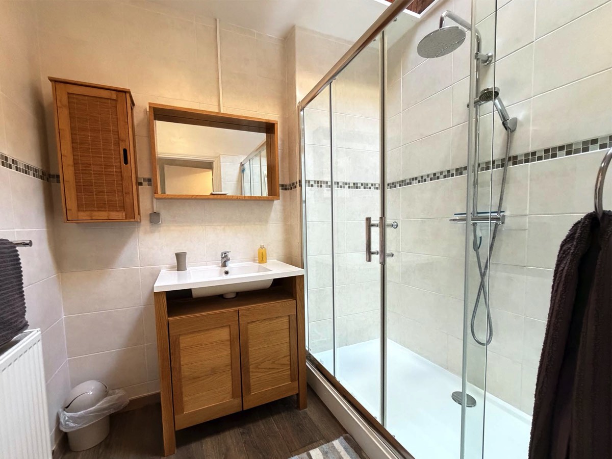 Shower room at Le Vieux Cafe