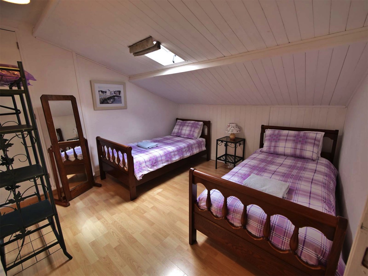 Twin Bedroom at Les Poiriers Holiday Cottage