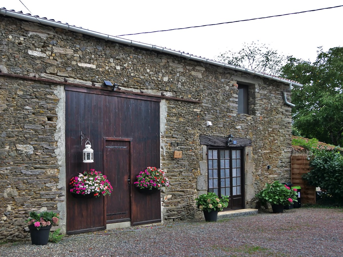 Les Poiriers Holiday Cottage in St Pierre du Chemin
