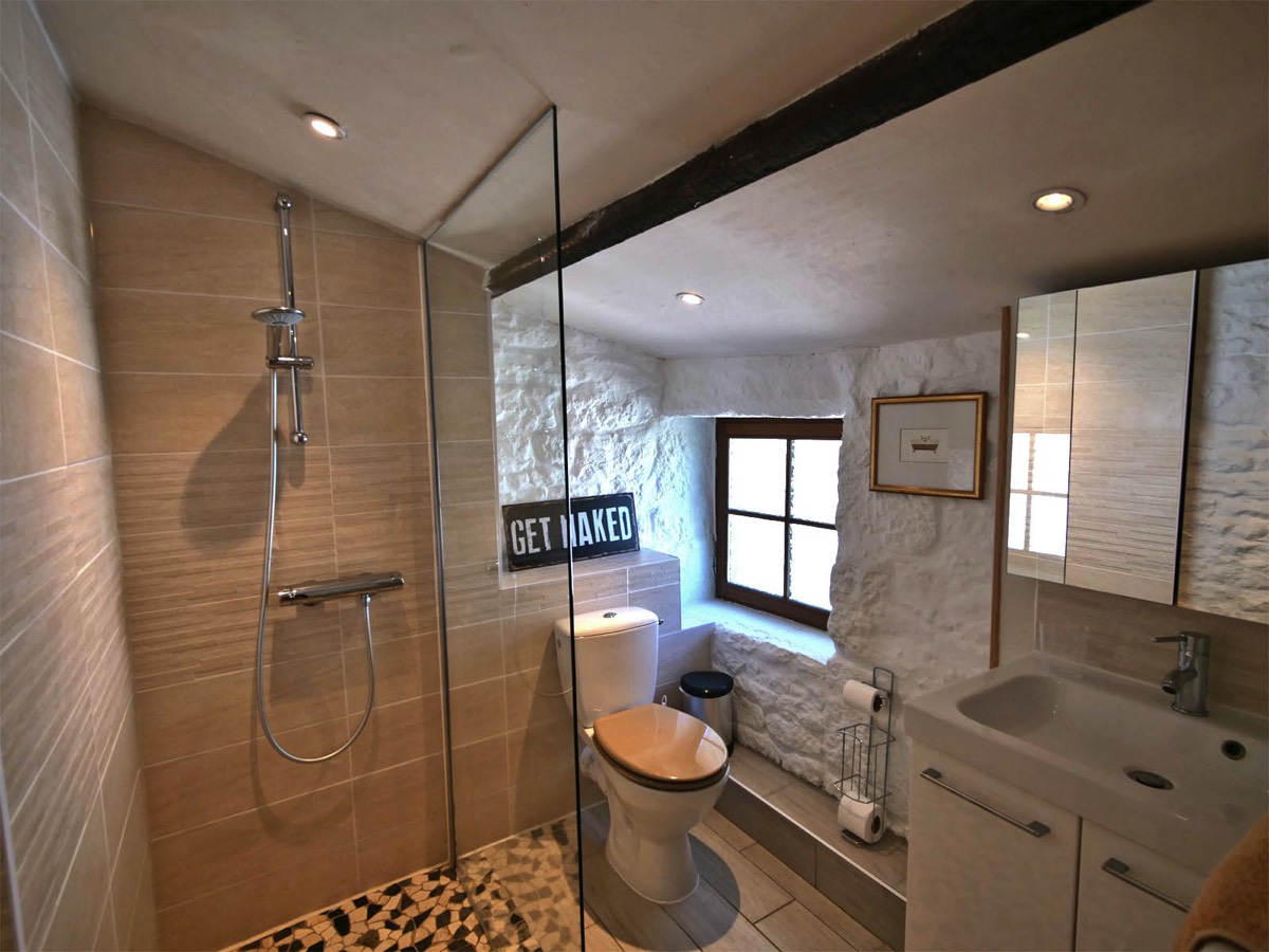 Ground Floor Shower Room at Maison Meli