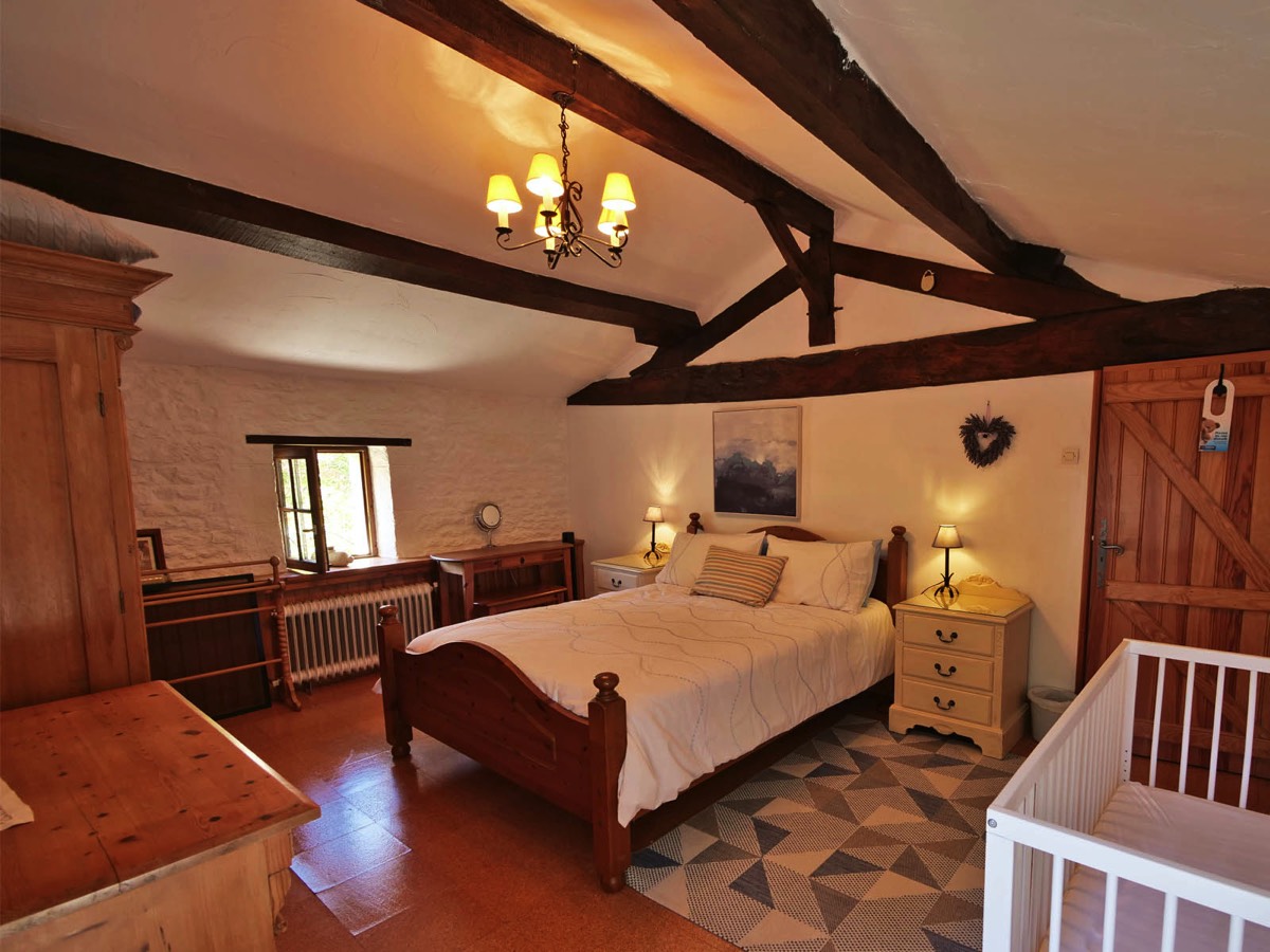 Double Bedroom with Cot at Maison Meli